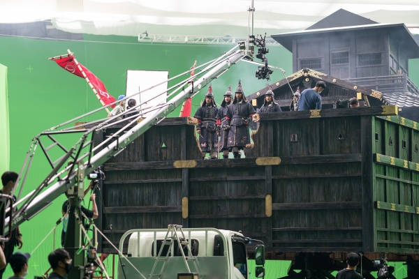 돌산 진모지구에 설치된 영화촬영세트장에서 '한산:용의 출현'의 촬영이 한창이다.