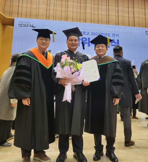 주종섭 도의원이 24일 전남대학교로부터 명예졸업장을 수여받았다.