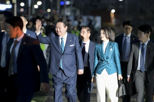 31일 윤석열 대통령 내외가 순천만국제정원박람회 개막식장에 입장하고 있다.