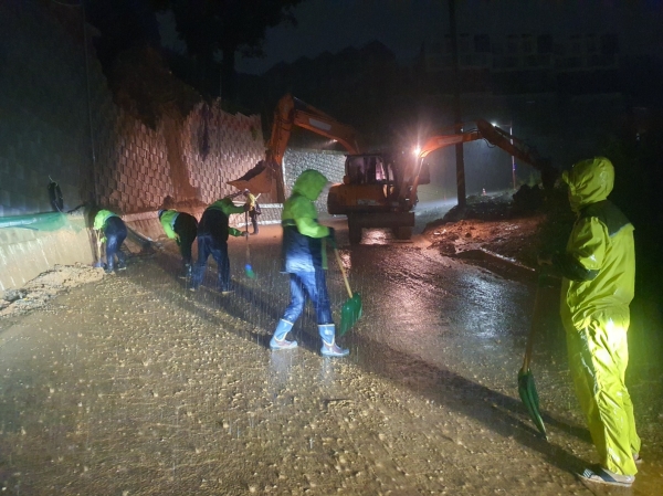 27일 밤 여수 광무동의 한 아파트 신축 현장 옹벽이 붕괴되면서 토사가 쏟아져 긴급 복구작업을 벌였다.