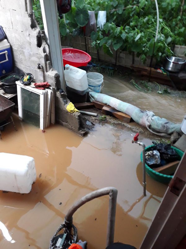 12일 밤사이 내린 폭우로 율촌의 한 주택이 물에 잠겼다. [사진 여수소방서 제공]