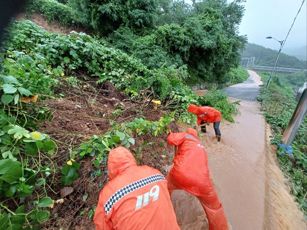 밤사이 내린 폭우로 여수 곳곳에서 산사태 사고가 이어졌다. 소방대원들이 응급조치를 벌이고 있다.