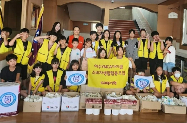 여수소호초등학교 학생들이 우유팩을 모아 화장지로 바뀌 어려운 이웃들에게 전달하는 기부행사에 참여해 눈길을 끌었다.