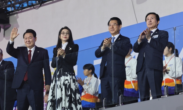 13일 목포에서 개막한 제104회 전국체전 개막식에 참석한 윤석열 대통령과 김영록 지사.