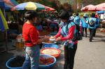 회원들이 단풍을 구경나온 인파와 상인들에게 '2012여수세계박람회' 홍보물을 나눠주고 있다.