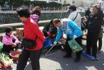 4일 선거운동원들과 지지자들로 거리 청소단 발대식을 갖은 여수갑 김충조 후보가 서시장에서 거리 청소를 하고 있다.