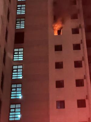 5일 새벽 웅천의 한 아파트 12층에서 화재가 발생해 40여분만에 진화됐다. (사진 여수소방서)